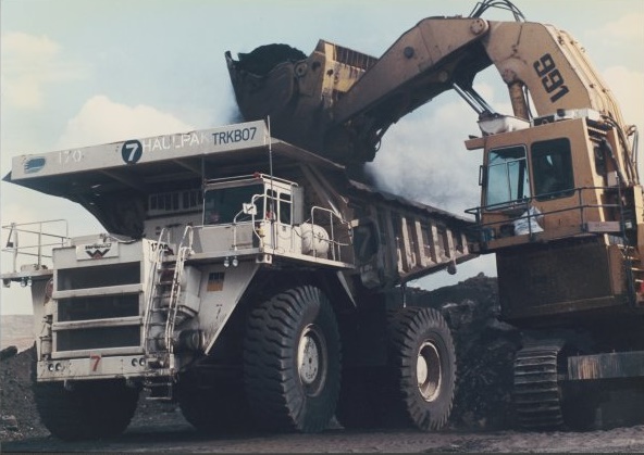Filling a Haulpak at Drayton coal mine, Hunter Valley, New South Wales Image credit: flickr user: Linehaul Jnr