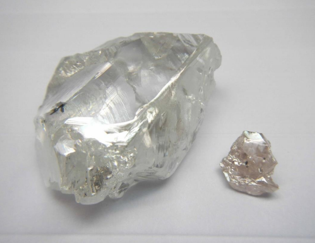 173 carat Type IIa white D-colour gem and 4 carat pink diamond Image credit: Lucapa Diamond Company ASX release